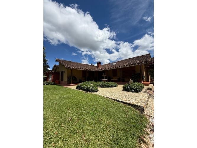 Casa de 5 alcobas en venta en Llano Grande, Rionegro, 300 m² · foto 2 de 18