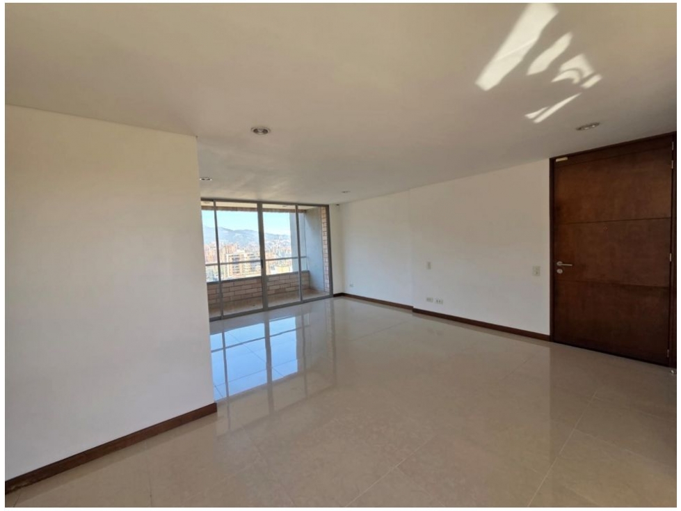 Apartamento en venta en El Poblado, Medellín · foto 2 de 24
