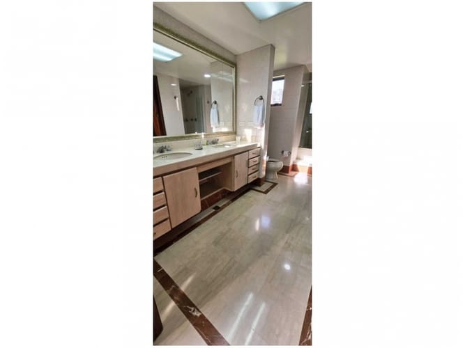 Apartamento de 3 alcobas en venta en Castropol, Medellín, 320 m² · foto 23 de 24