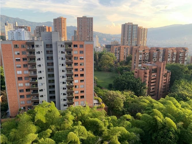 Apartamento de 3 alcobas en venta en El Poblado, Medellín, 138 m² · foto 4 de 9