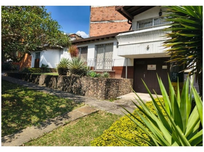 Casa de 3 alcobas en venta en Laureles, Medellín, 210 m² · foto 2 de 24