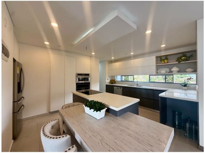 Apartamento de 3 alcobas en venta en Loma Benedictinos, Medellín, 211 m² · foto 11 de 23