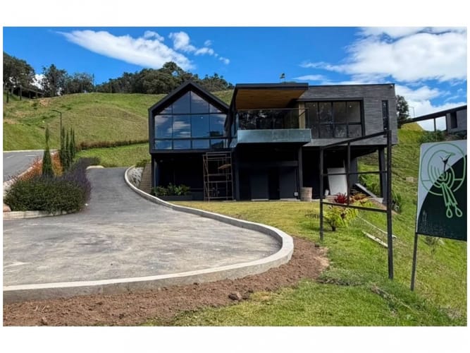 Casa de 3 alcobas en venta en Medellín · foto 1 de 16