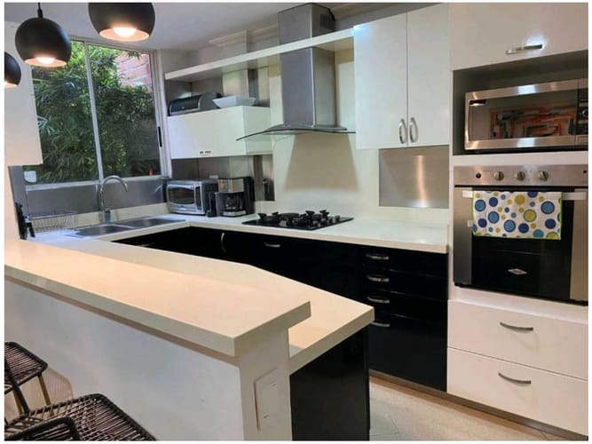 Casa de 3 alcobas en venta en Altos Del Poblado, Medellín, 200 m² · foto 2 de 10