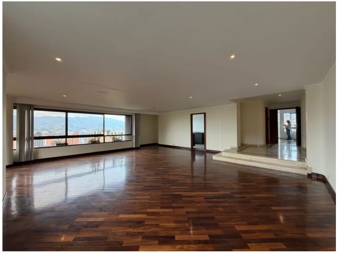 Apartamento de 3 alcobas en venta en El Tesoro, Medellín, 274 m² · foto 2 de 18
