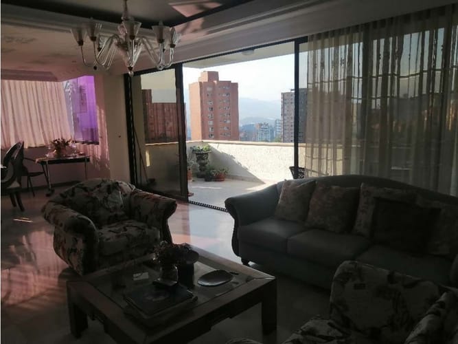 Apartamento de 4 alcobas en venta en El Poblado, Medellín, 250 m² · foto 3 de 5