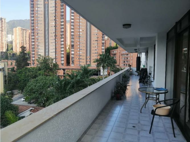 Apartamento de 4 alcobas en venta en El Poblado, Medellín, 250 m² · foto 4 de 5