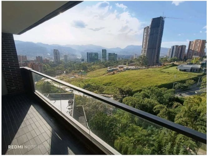 Apartamento de 3 alcobas en venta en El Poblado, Medellín, 94 m² · foto 2 de 24
