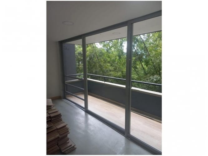 Apartamento de 3 alcobas en venta en El Castillo, Medellín, 82 m² · foto 2 de 8