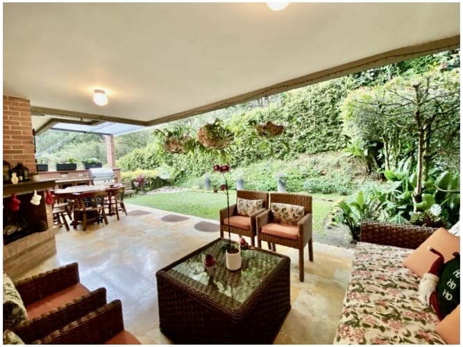 Casa de 4 alcobas en venta en Los Naranjos, Medellín, 328 m² · foto 2 de 24