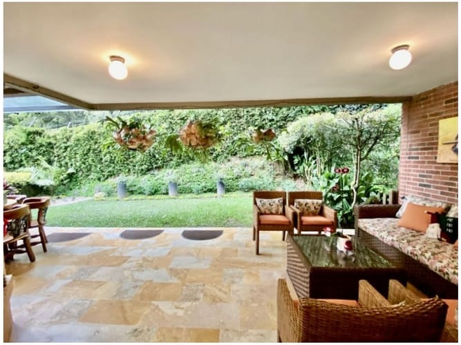 Casa de 4 alcobas en venta en Los Naranjos, Medellín, 328 m² · foto 3 de 24