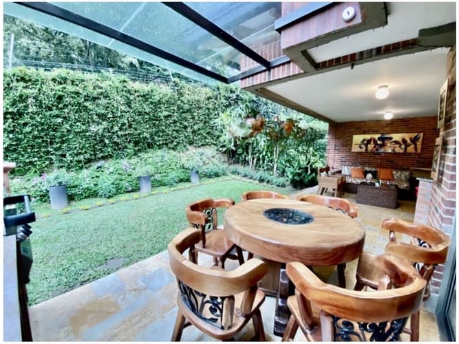 Casa de 4 alcobas en venta en Los Naranjos, Medellín, 328 m² · foto 4 de 24