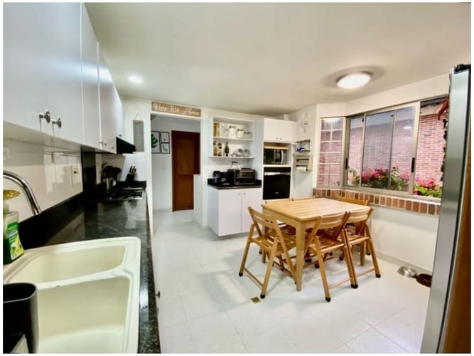 Casa de 4 alcobas en venta en Los Naranjos, Medellín, 328 m² · foto 10 de 24