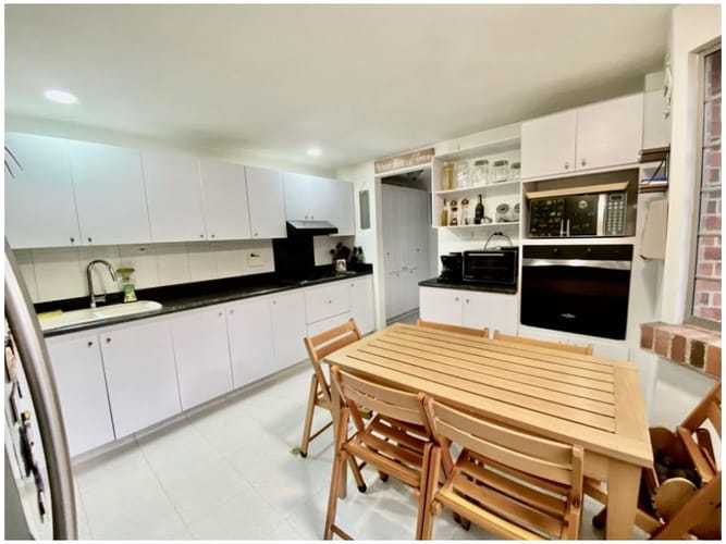 Casa de 4 alcobas en venta en Los Naranjos, Medellín, 328 m² · foto 11 de 24