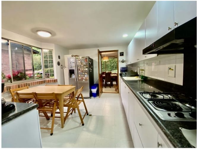 Casa de 4 alcobas en venta en Los Naranjos, Medellín, 328 m² · foto 12 de 24