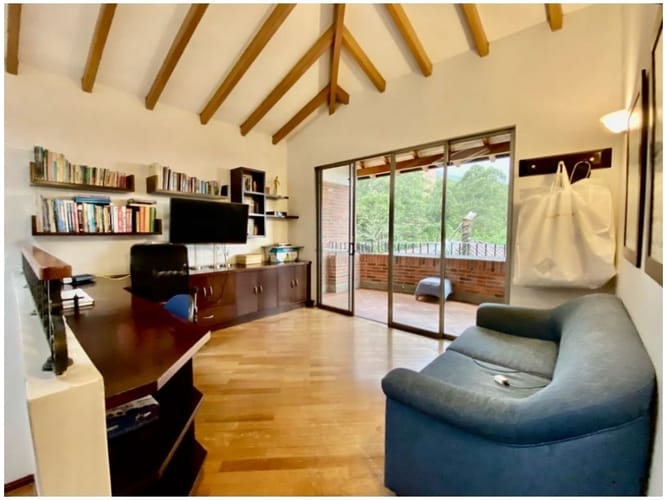 Casa de 4 alcobas en venta en Los Naranjos, Medellín, 328 m² · foto 15 de 24