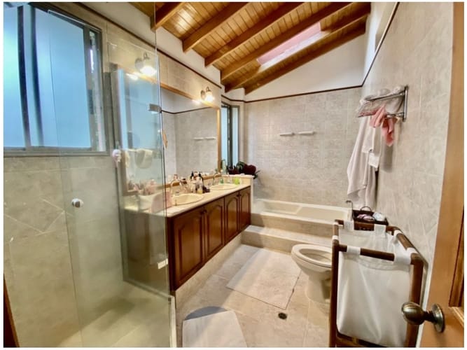 Casa de 4 alcobas en venta en Los Naranjos, Medellín, 328 m² · foto 19 de 24