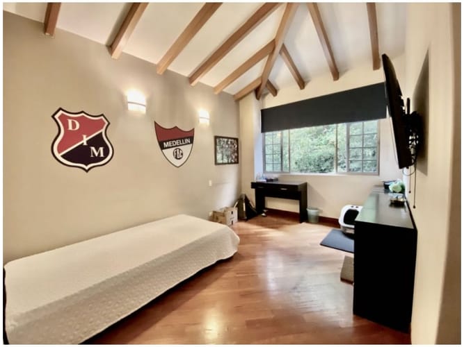 Casa de 4 alcobas en venta en Los Naranjos, Medellín, 328 m² · foto 21 de 24