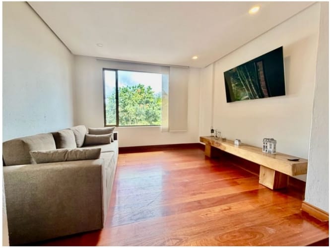 Casa de 3 alcobas en venta en Los Naranjos, Medellín, 308 m² · foto 3 de 24