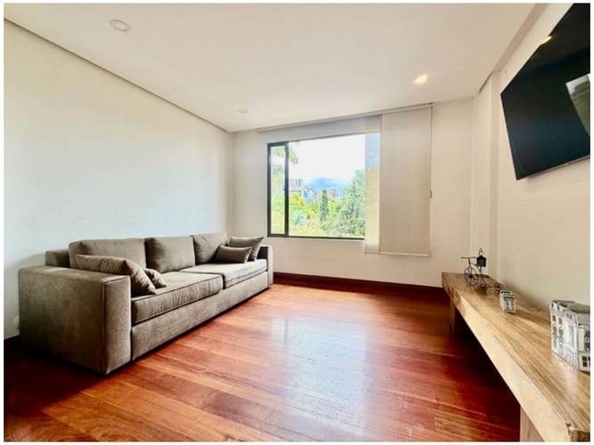 Casa de 3 alcobas en venta en Los Naranjos, Medellín, 308 m² · foto 5 de 24
