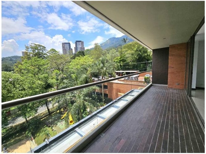 Apartamento de 3 alcobas en venta en Los Naranjos, Medellín, 145 m² · foto 3 de 16