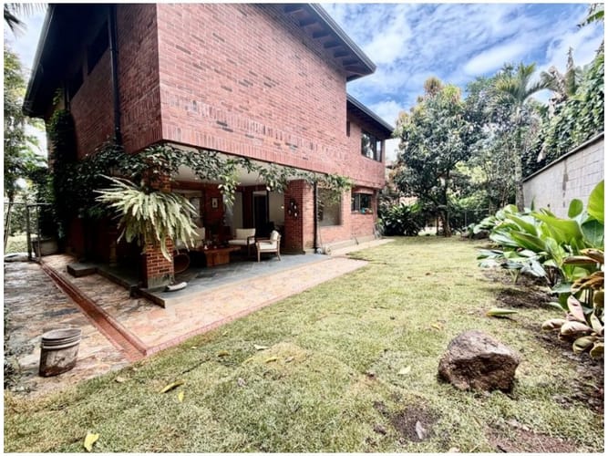 Casa de 3 alcobas en venta en Los Naranjos, Medellín, 308 m² · foto 11 de 24