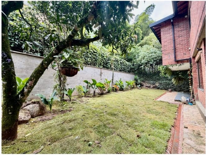 Casa de 3 alcobas en venta en Los Naranjos, Medellín, 308 m² · foto 12 de 24
