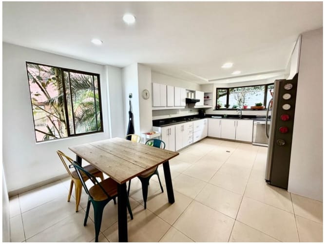 Casa de 3 alcobas en venta en Los Naranjos, Medellín, 308 m² · foto 13 de 24
