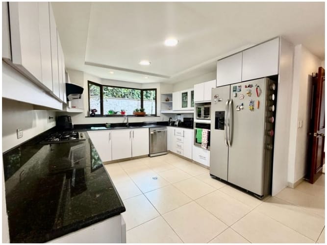 Casa de 3 alcobas en venta en Los Naranjos, Medellín, 308 m² · foto 14 de 24
