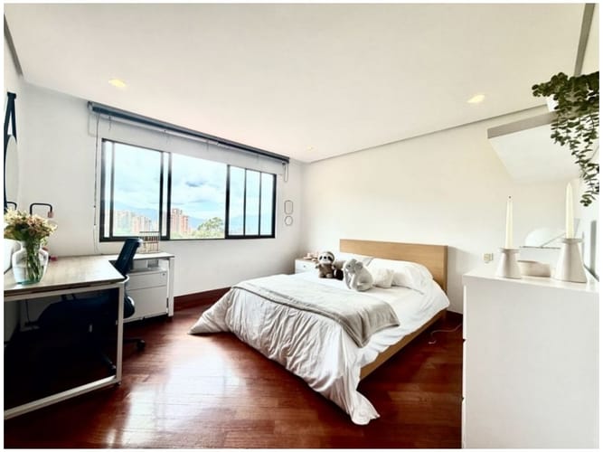 Casa de 3 alcobas en venta en Los Naranjos, Medellín, 308 m² · foto 22 de 24