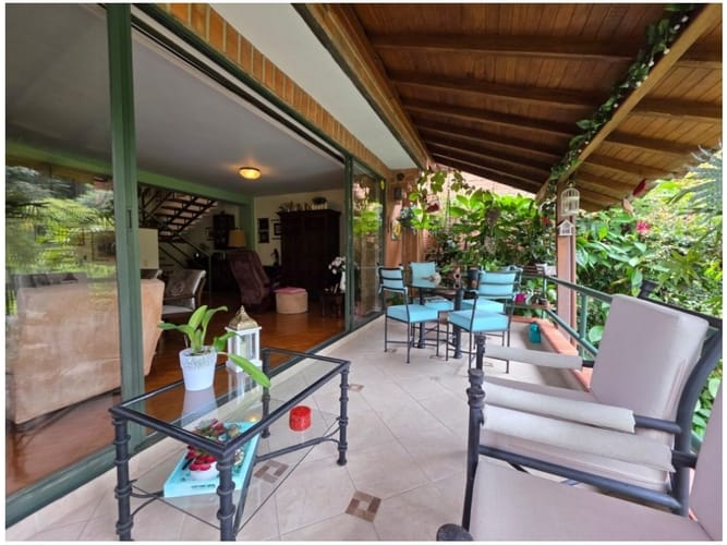 Casa de 3 alcobas en venta en El Poblado, Medellín, 246 m² · foto 8 de 24