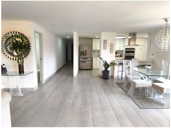 Apartamento en venta en El Poblado, Medellín · foto 2 de 24