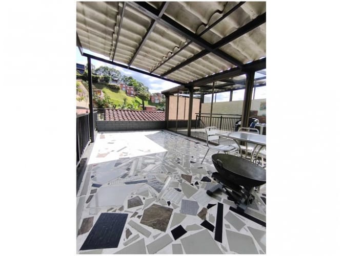 Casa de 3 alcobas en venta en Las Antillas, Envigado, 250 m² · foto 2 de 24