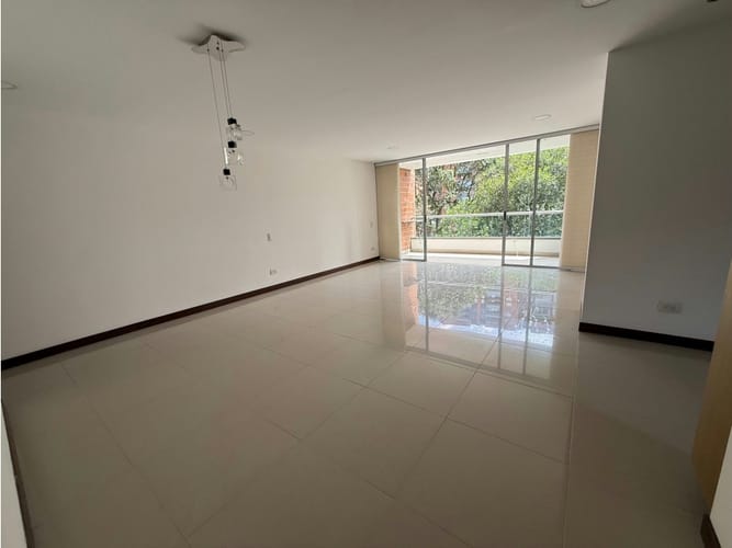 Apartamento de 3 alcobas en venta en Avila, Envigado, 135 m² · foto 3 de 15