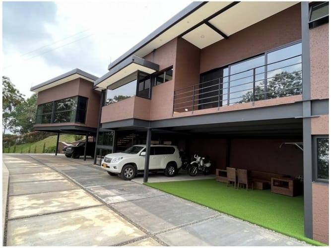 Casa de 3 alcobas en venta en El Poblado, Medellín · foto 2 de 24