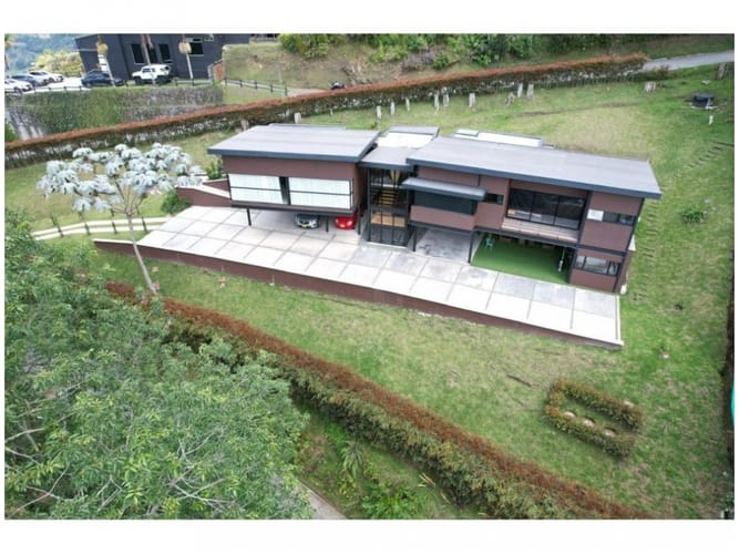 Casa de 3 alcobas en venta en El Poblado, Medellín · foto 3 de 24