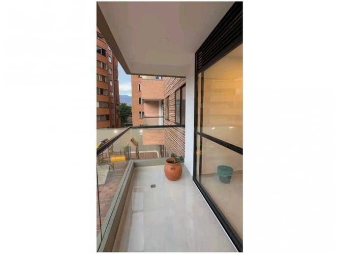 Apartamento de 2 alcobas en venta en Conquistadores, Medellín, 82 m² · foto 3 de 12