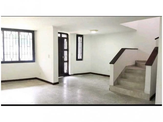Casa de 4 alcobas en venta en La Almeria, Medellín, 221 m² · foto 2 de 10