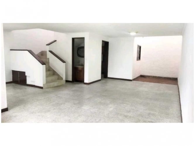 Casa de 4 alcobas en venta en La Almeria, Medellín, 221 m² · foto 3 de 10
