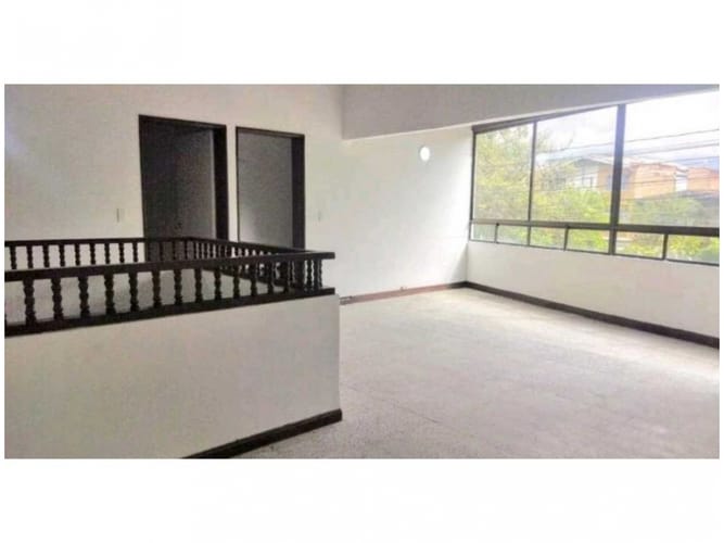 Casa de 4 alcobas en venta en La Almeria, Medellín, 221 m² · foto 4 de 10