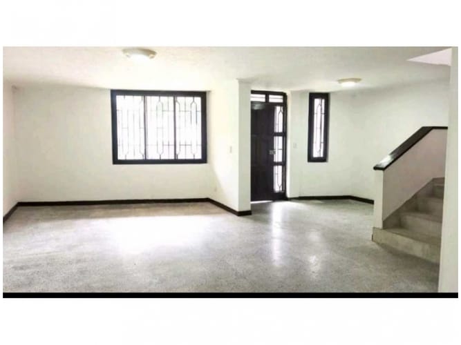 Casa de 4 alcobas en venta en La Almeria, Medellín, 221 m² · foto 5 de 10