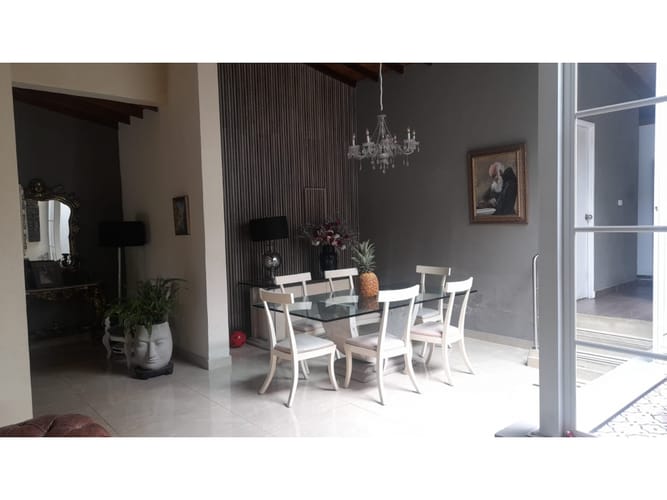 Casa de 4 alcobas en venta en El Castillo, Medellín, 300 m² · foto 2 de 5