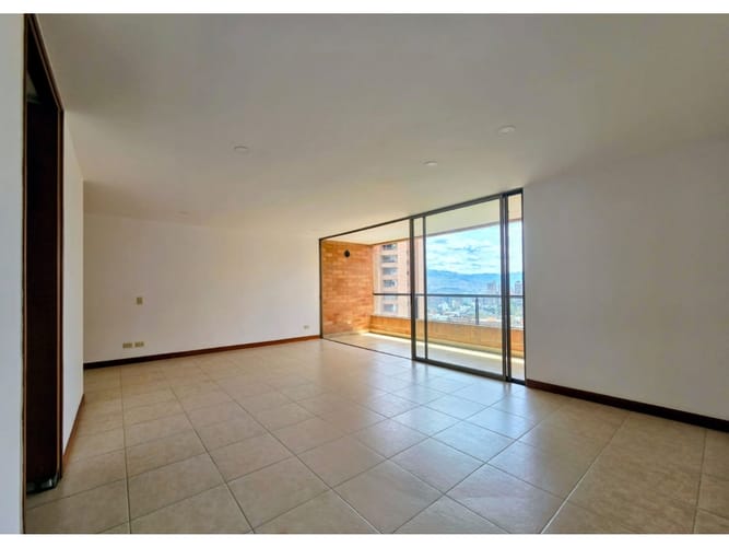 Apartamento de 2 alcobas en venta en El Poblado, Medellín, 130 m² · foto 2 de 24