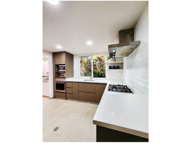 Casa de 4 alcobas en venta en El Poblado, Medellín, 286 m² · foto 8 de 17