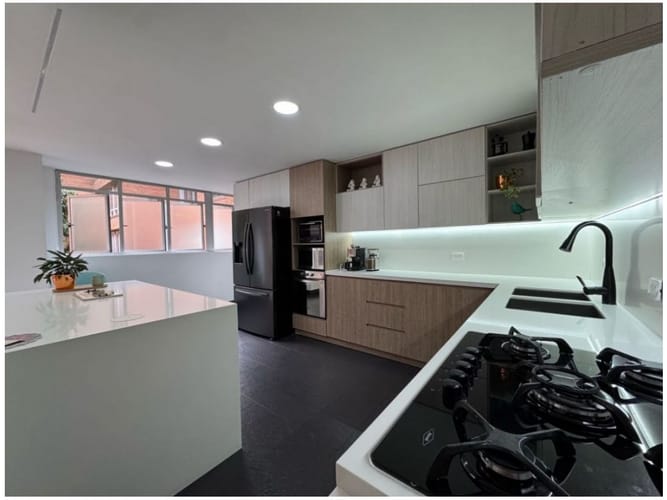Apartamento de 2 alcobas en venta en El Poblado, Medellín, 162 m² · foto 2 de 24