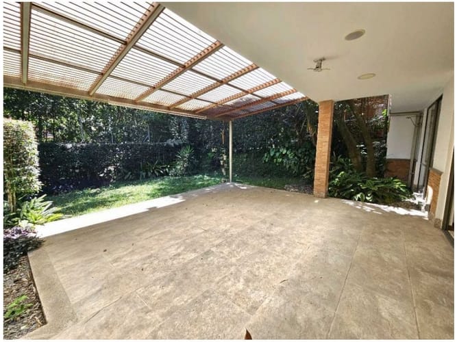Casa de 3 alcobas en venta en Loma Del Chocho, Medellín, 269 m² · foto 2 de 21