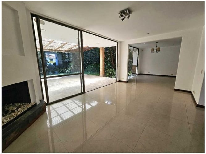 Casa de 3 alcobas en venta en Loma Del Chocho, Medellín, 269 m² · foto 4 de 21