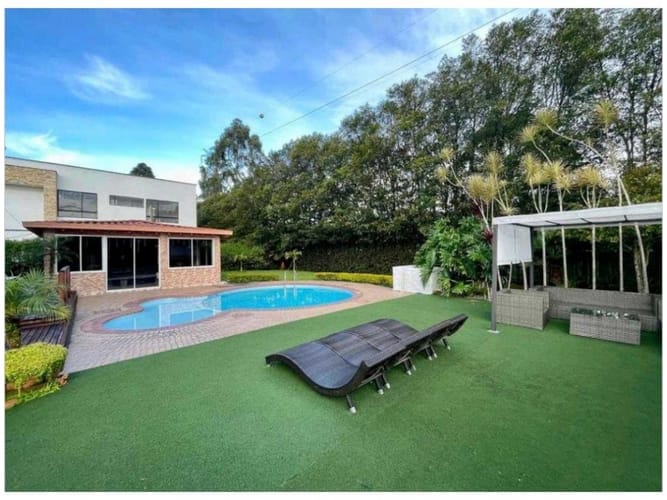 Casa de 5 alcobas en venta en Llano Grande, Rionegro, 1500 m² · foto 2 de 13