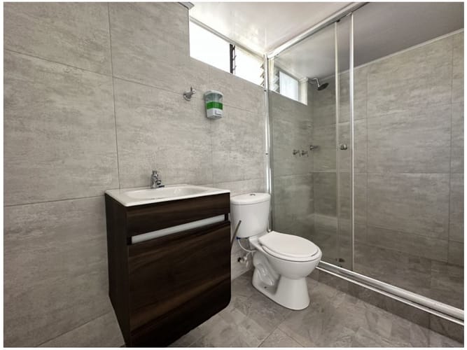 Casa de 10 alcobas en venta en Los Colores, Medellín, 213 m² · foto 9 de 23