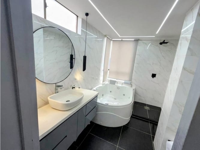 Apartamento de 2 alcobas en venta en El Poblado, Medellín, 101 m² · foto 3 de 17